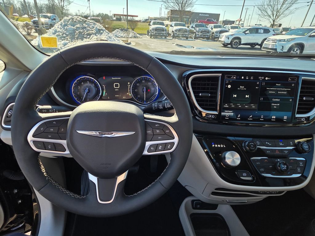 Used 2024 Chrysler Pacifica Touring-L image 15