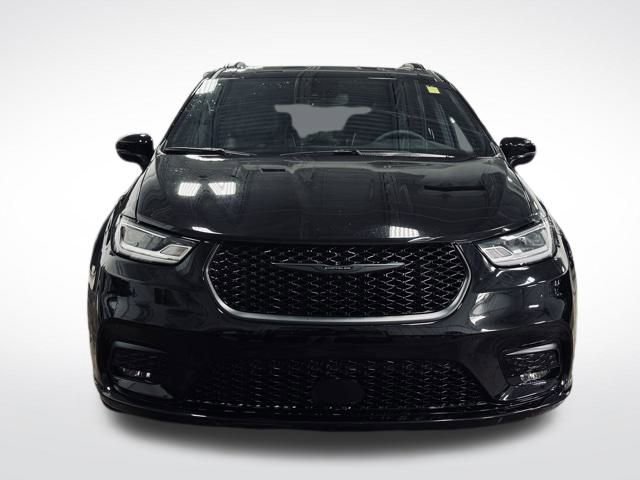 Used 2025 Chrysler Pacifica Limited image 3