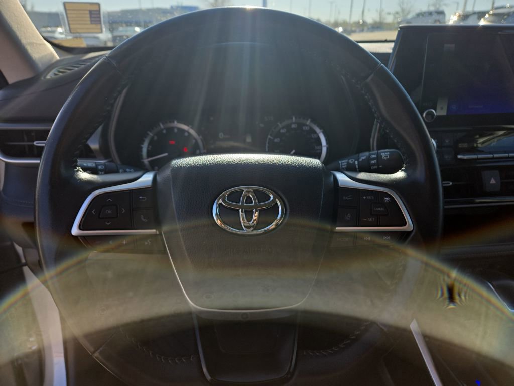 Used 2024 Toyota Highlander LE image 35