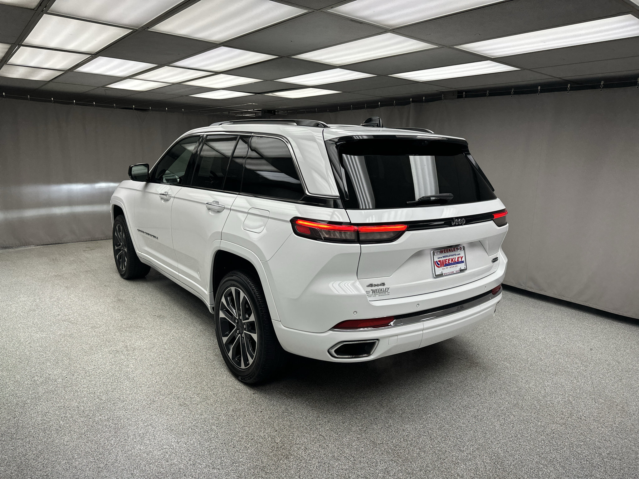 Used 2023 Jeep Grand Cherokee Overland w/ Luxury Tech Group IV AWD/4WD image 18
