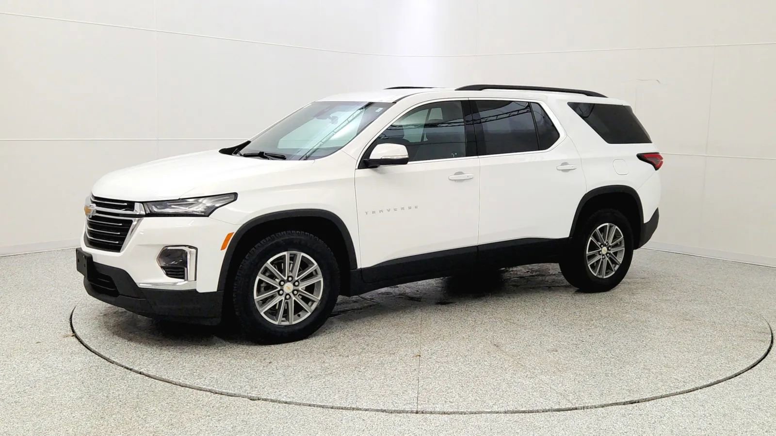 Used 2023 Chevrolet Traverse LT image 3