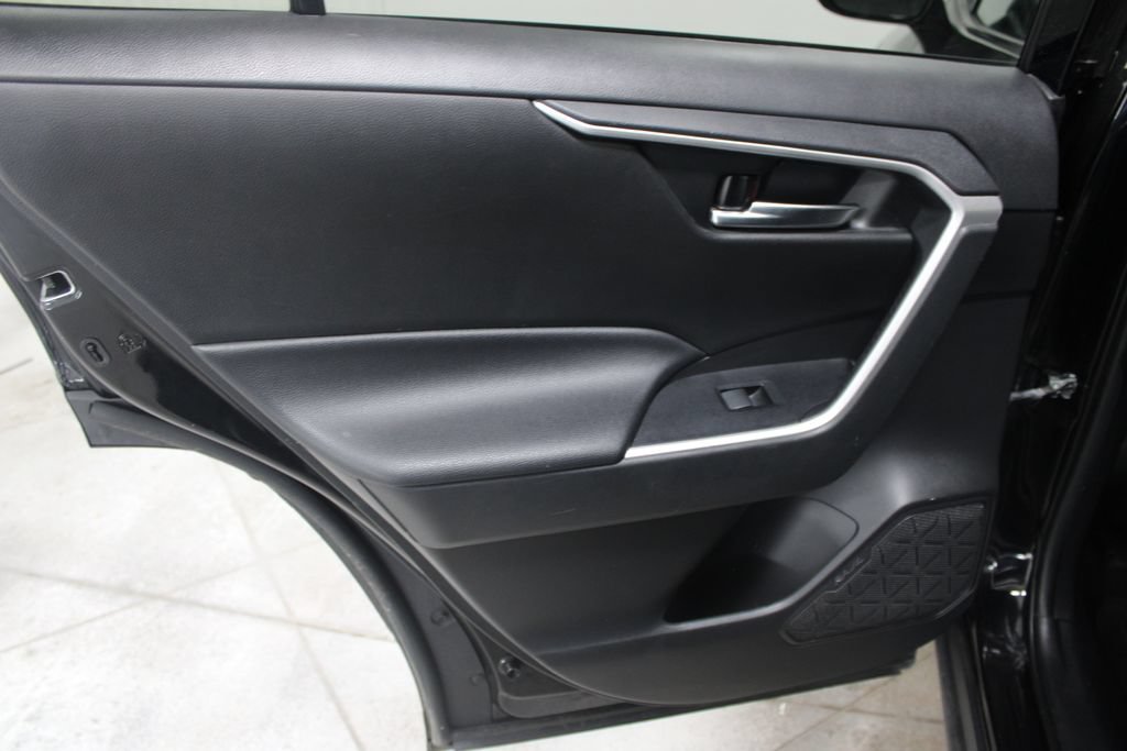 Used 2021 Toyota RAV4 XLE AWD/4WD image 18