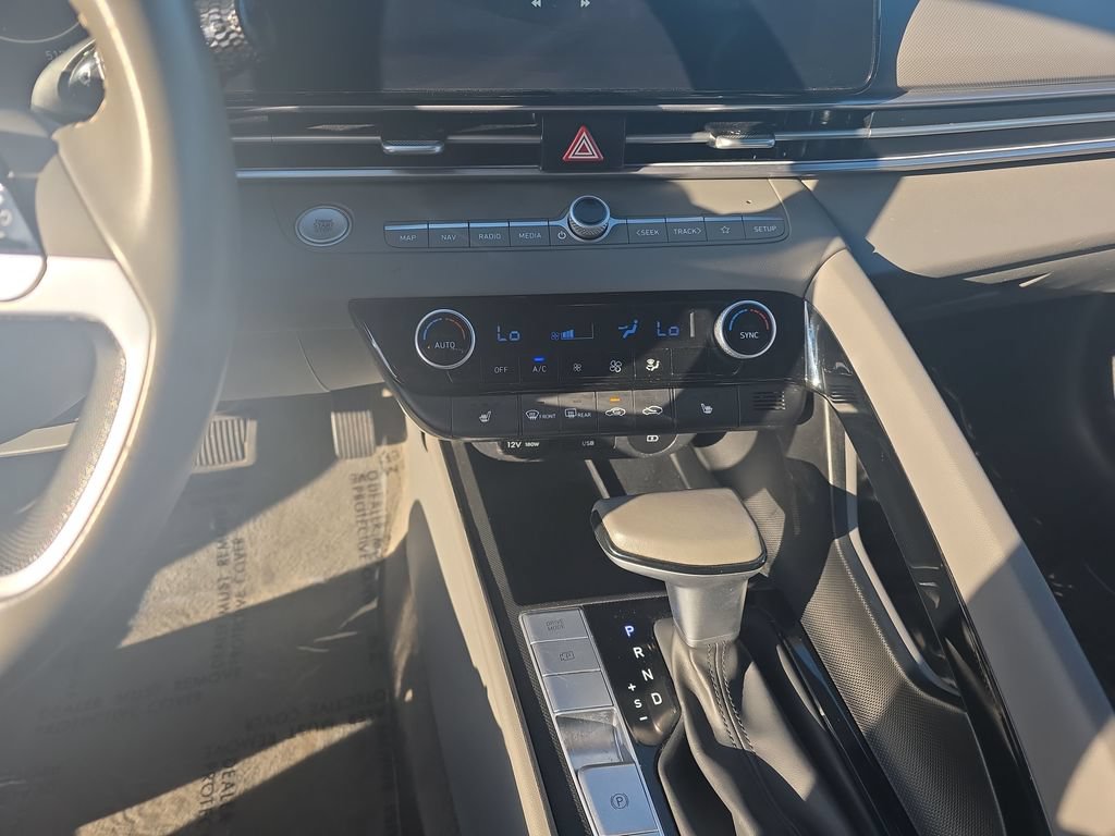 Used 2025 Hyundai Elantra SEL FWD image 17