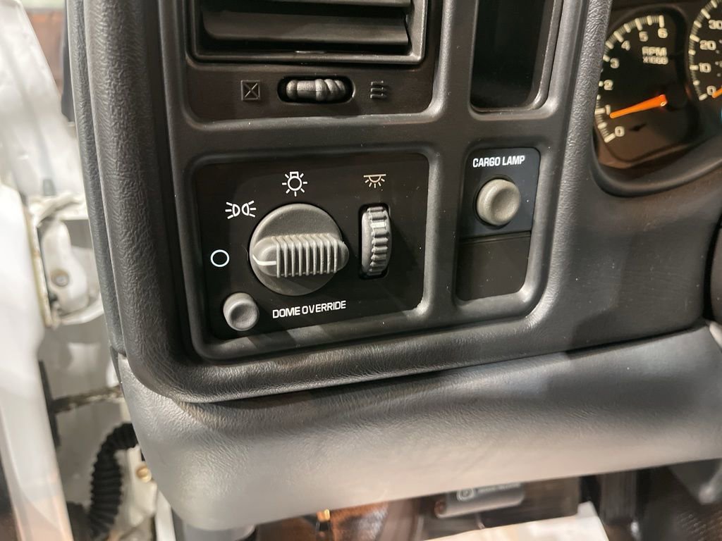 Used 2000 Chevrolet Silverado 1500 Base w/ Exterior Appearance Pkg image 10