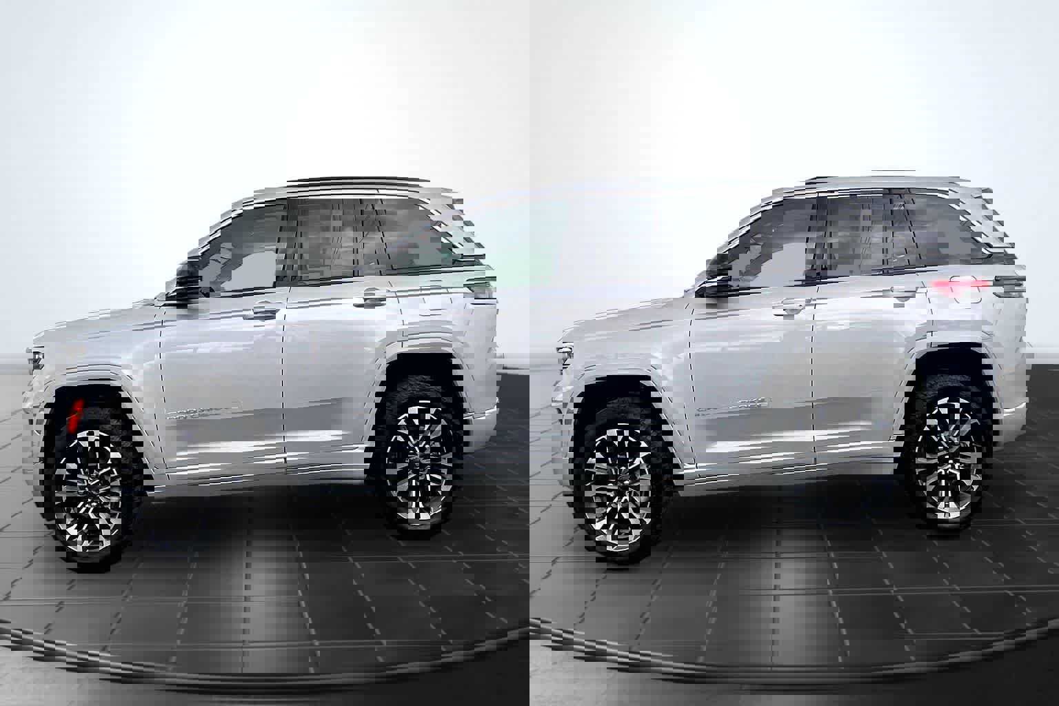 Used 2024 Jeep Grand Cherokee Overland image 3