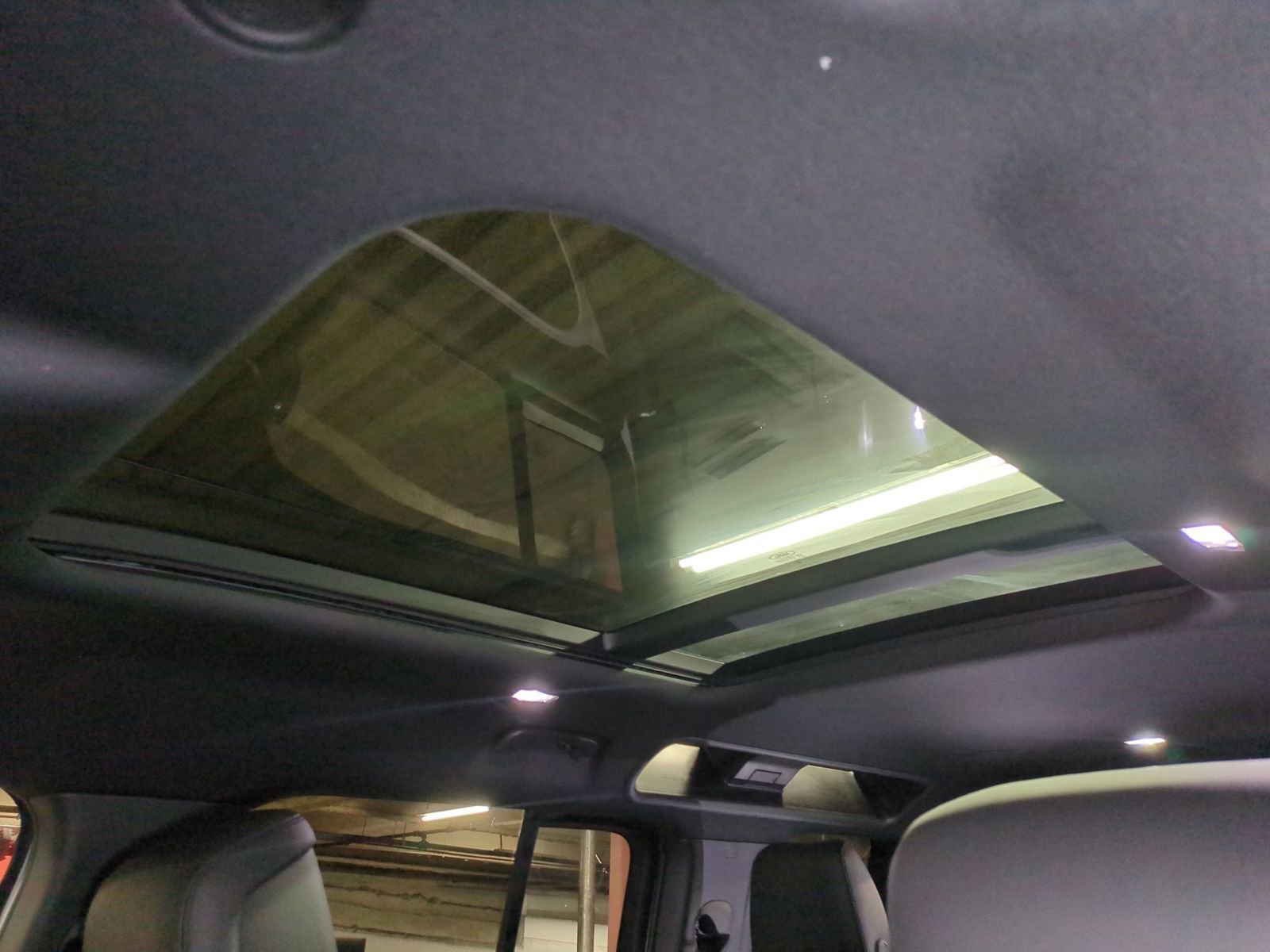 New 2026 Land Rover Defender 110 X-Dynamic SE image 24