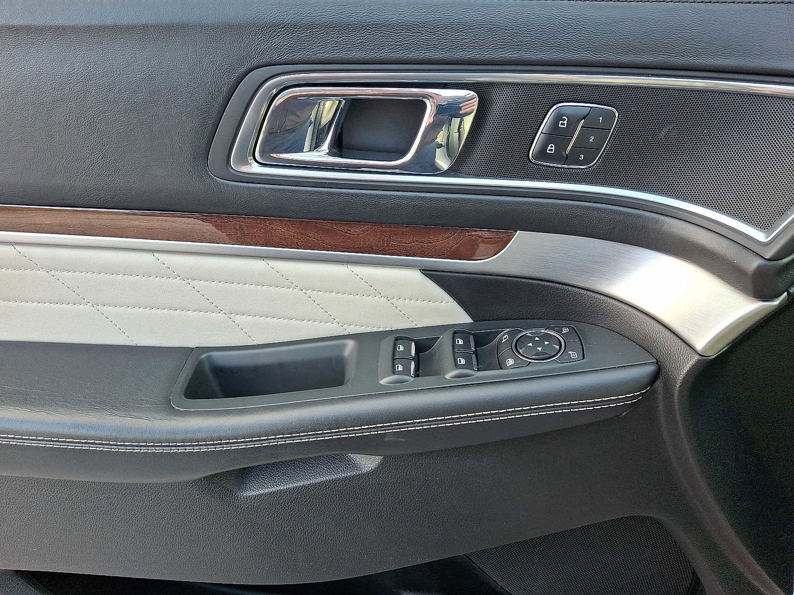 Certified 2018 Ford Explorer Platinum image 12