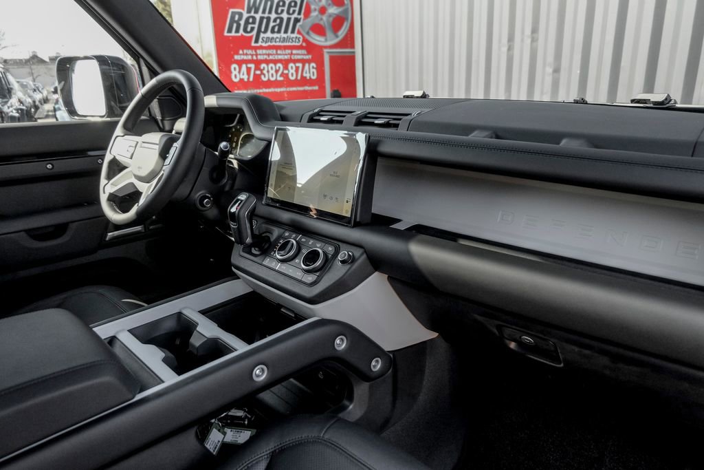 Used 2025 Land Rover Defender 130 X-Dynamic SE image 22