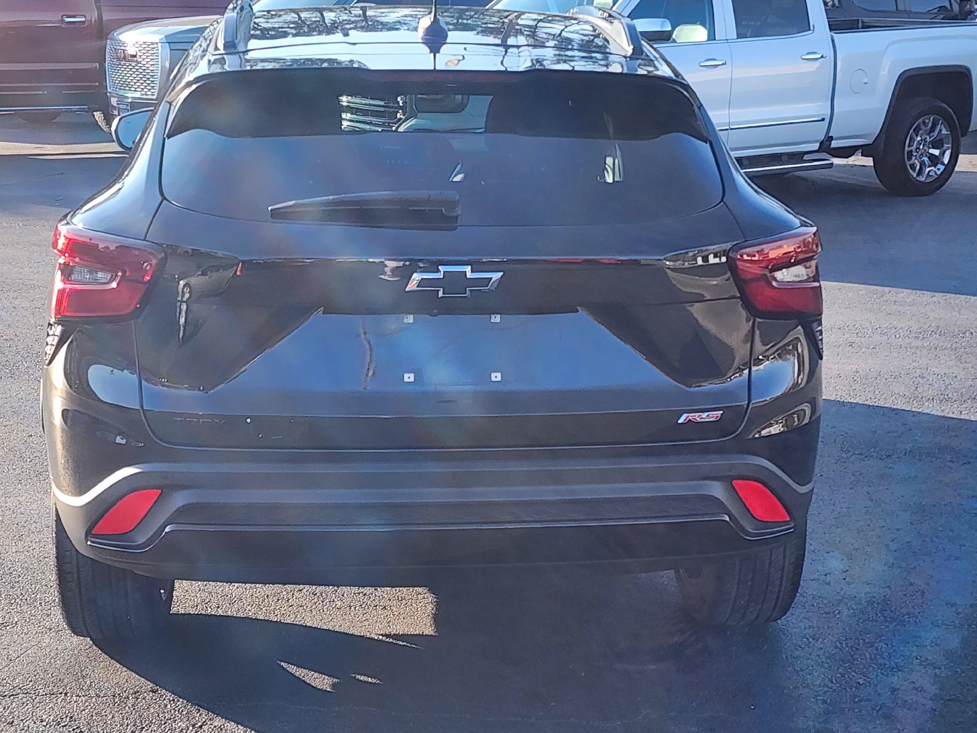 Used 2025 Chevrolet Trax RS w/ Sunroof Package FWD image 3