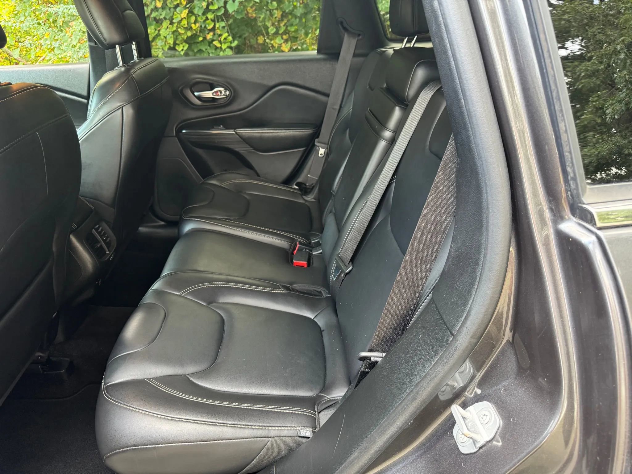 Used 2017 Jeep Cherokee Limited image 16