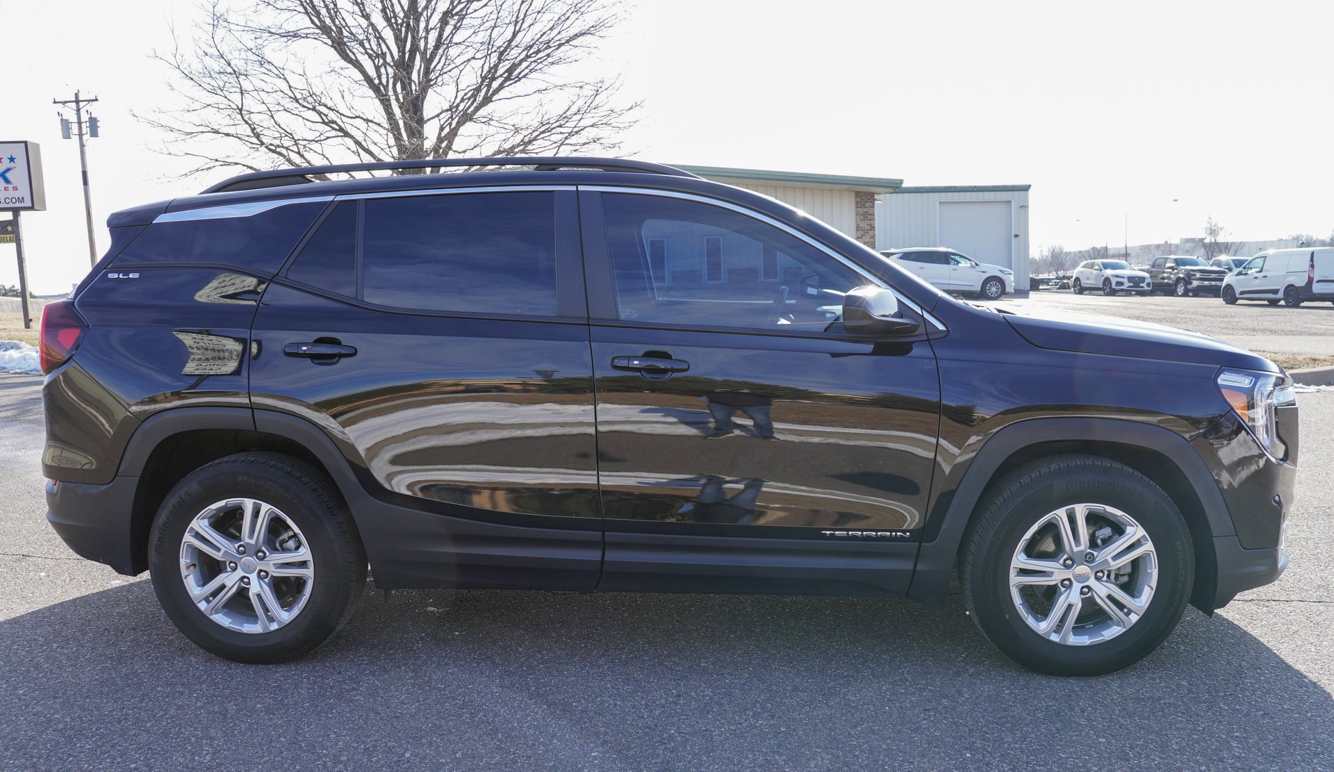 Used 2022 GMC Terrain SLE w/ Driver Convenience Package image 2