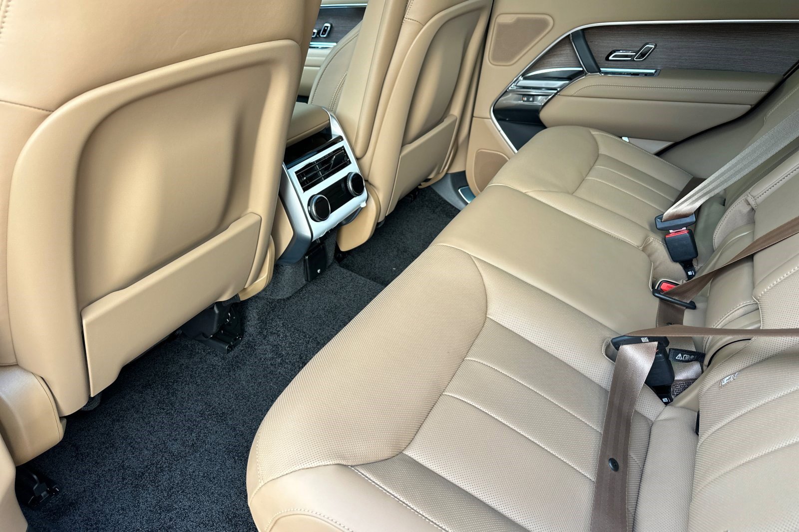 New 2026 Land Rover Range Rover SE image 16