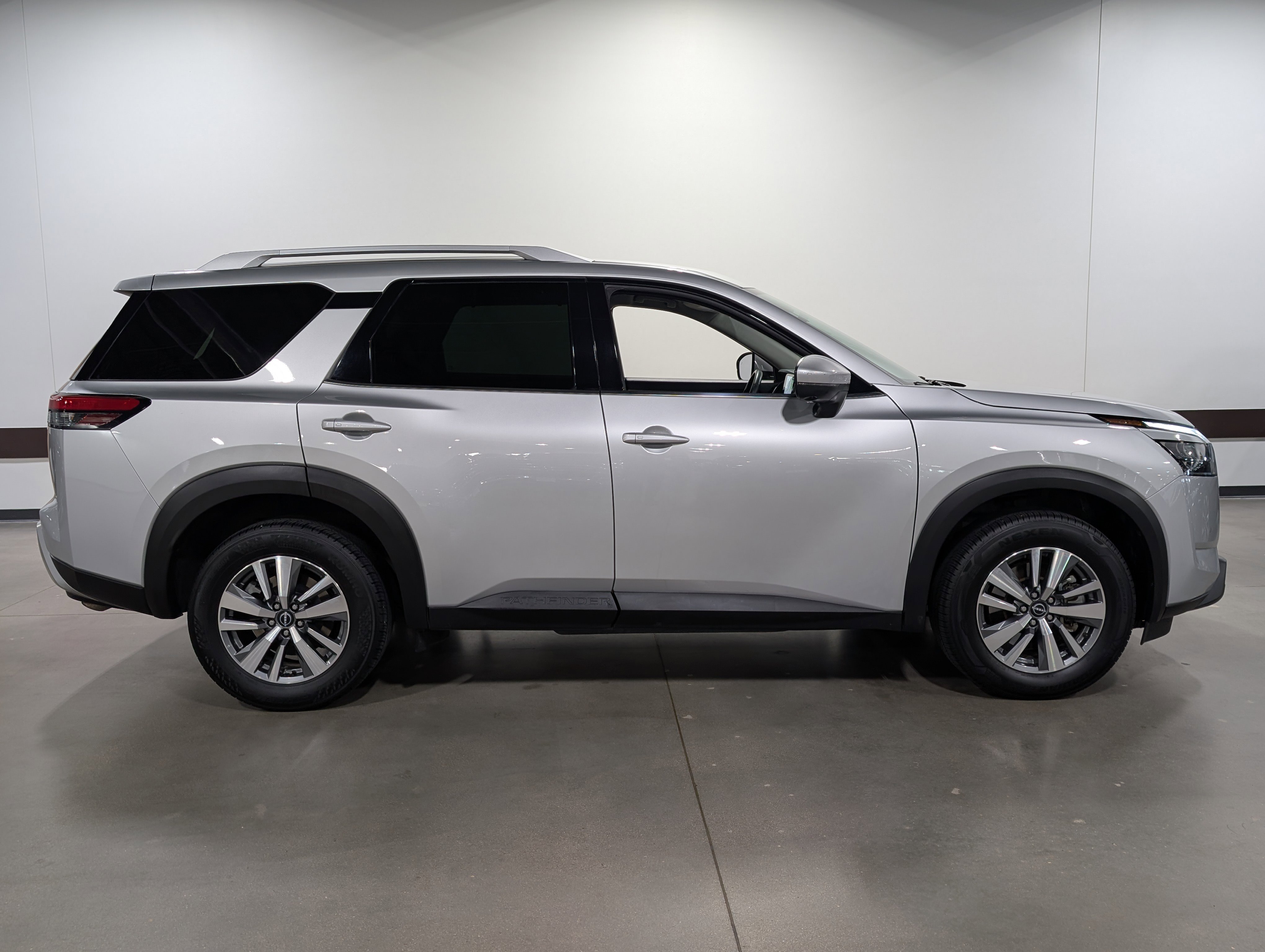 Used 2025 Nissan Pathfinder SL AWD/4WD image 2