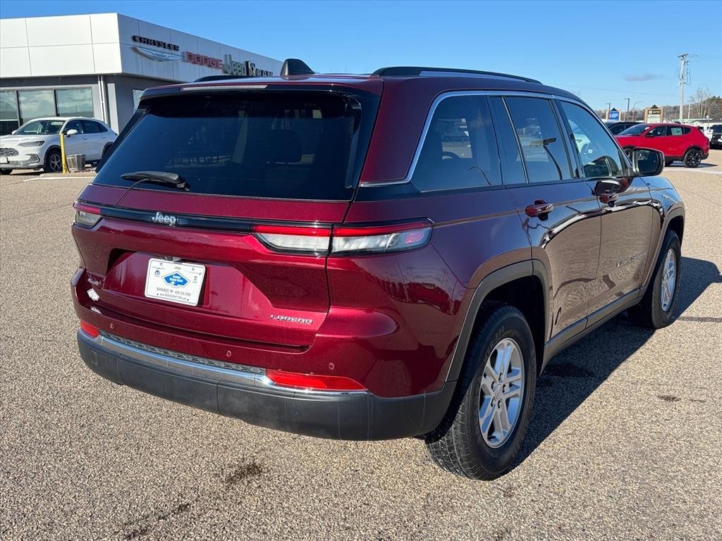 Used 2024 Jeep Grand Cherokee Laredo image 3