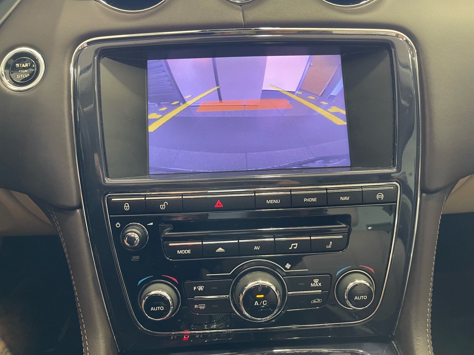 Used 2013 Jaguar XJ RWD image 47