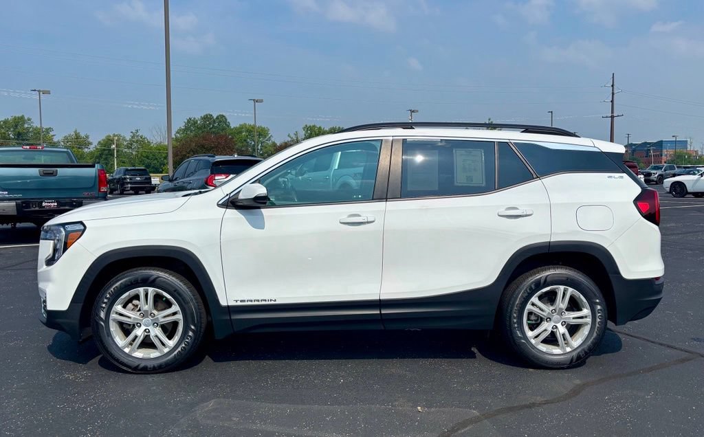 Used 2024 GMC Terrain SLE w/ Driver Convenience Package AWD/4WD image 4