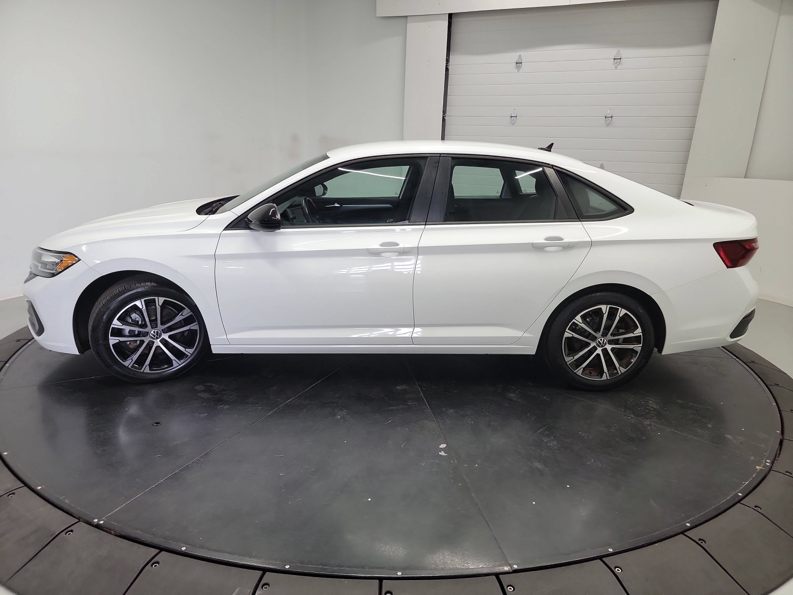 Used 2022 Volkswagen Jetta Sport FWD image 4