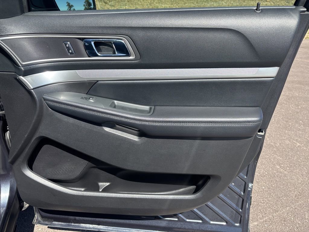 Used 2017 Ford Explorer XLT w/ Equipment Group 202A FWD image 23