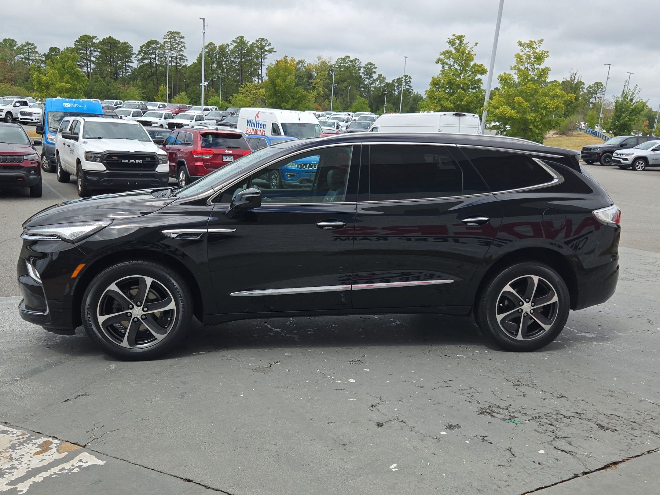Used 2022 Buick Enclave Essence w/ Experience Buick Package FWD image 4