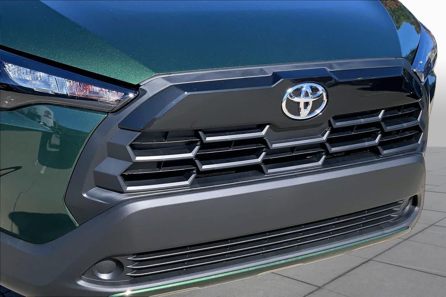 Used 2026 Toyota Corolla Cross LE FWD image 31