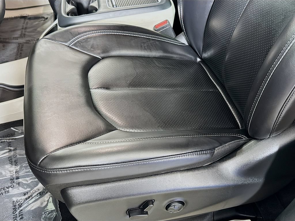 Used 2023 Chrysler Pacifica Touring-L FWD image 18