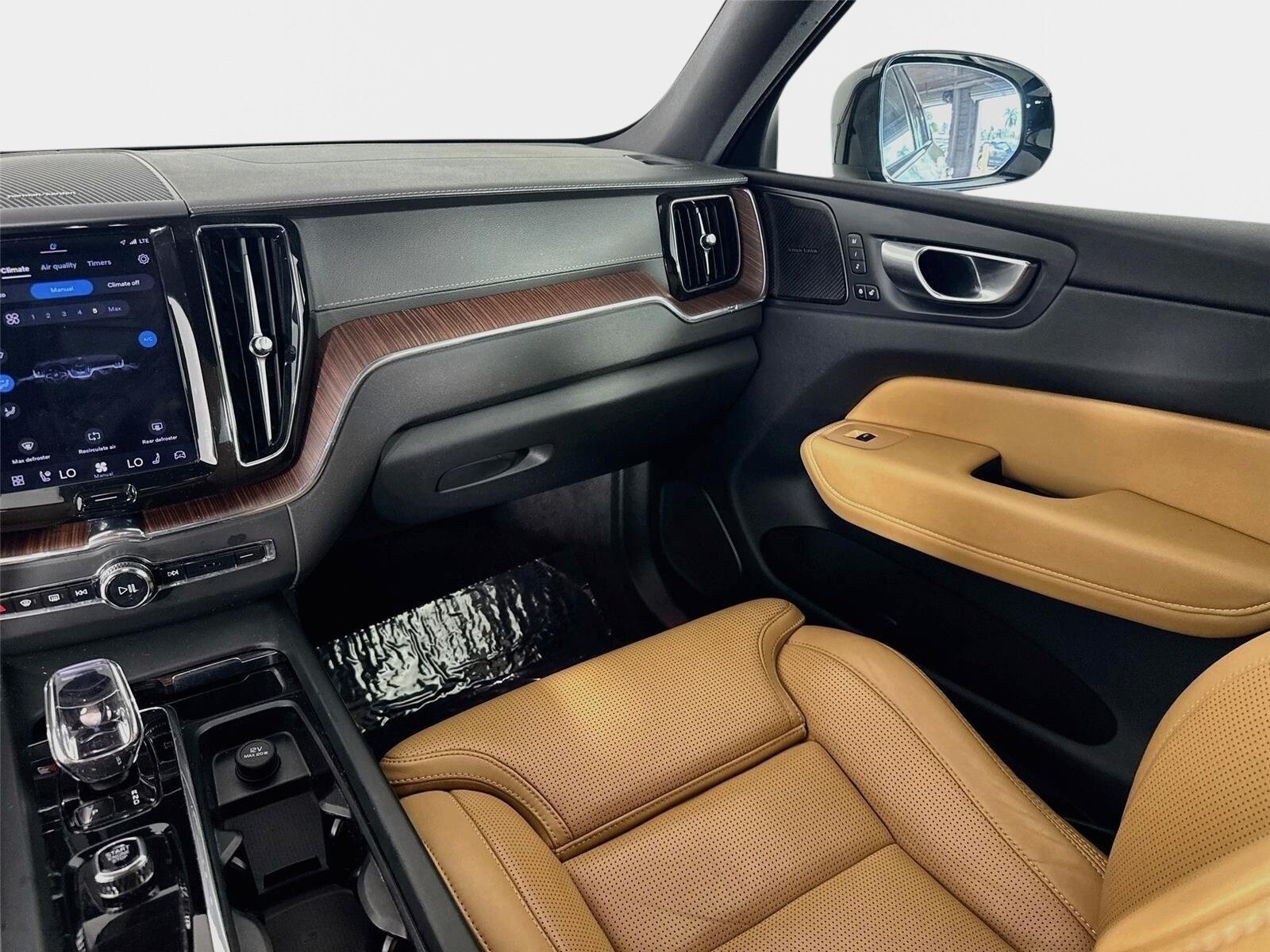 Used 2023 Volvo XC60 T8 Ultimate w/ Climate Package AWD/4WD image 27
