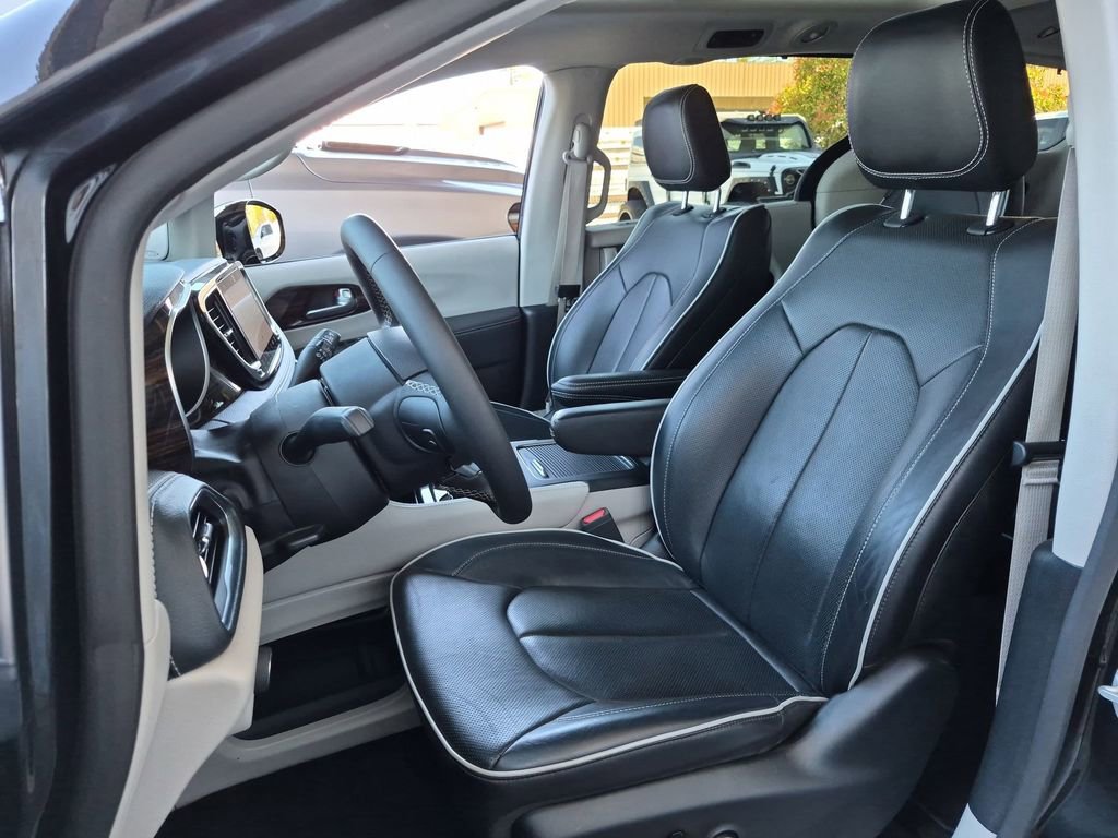 Used 2023 Chrysler Pacifica Limited FWD image 16
