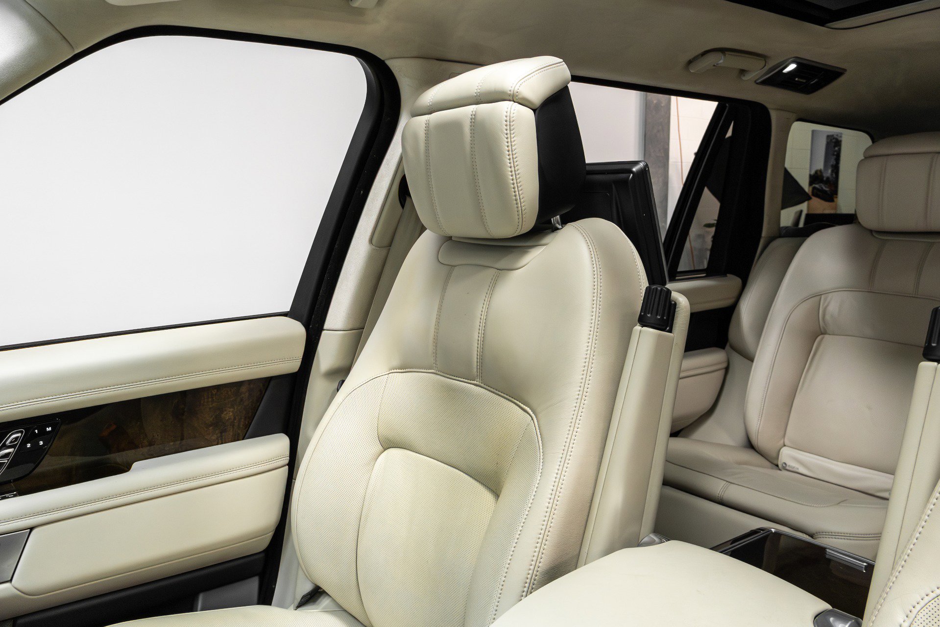 Used 2019 Land Rover Range Rover Long Wheelbase Autobiography image 11