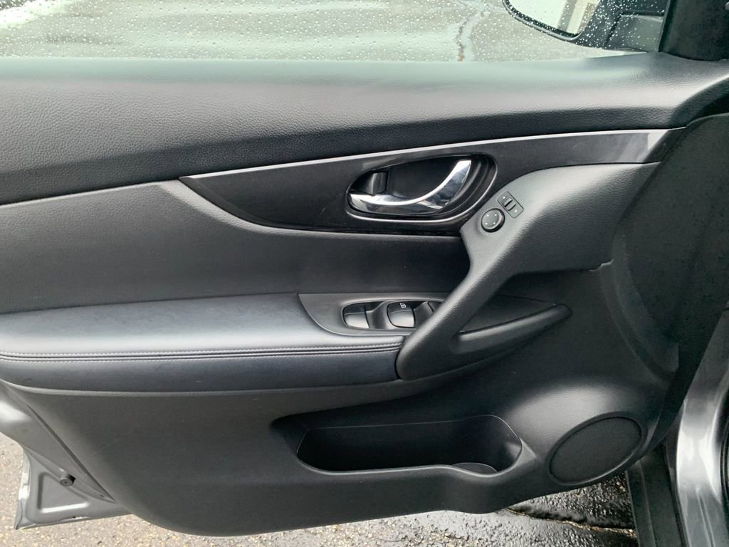 Used 2018 Nissan Rogue SV image 11