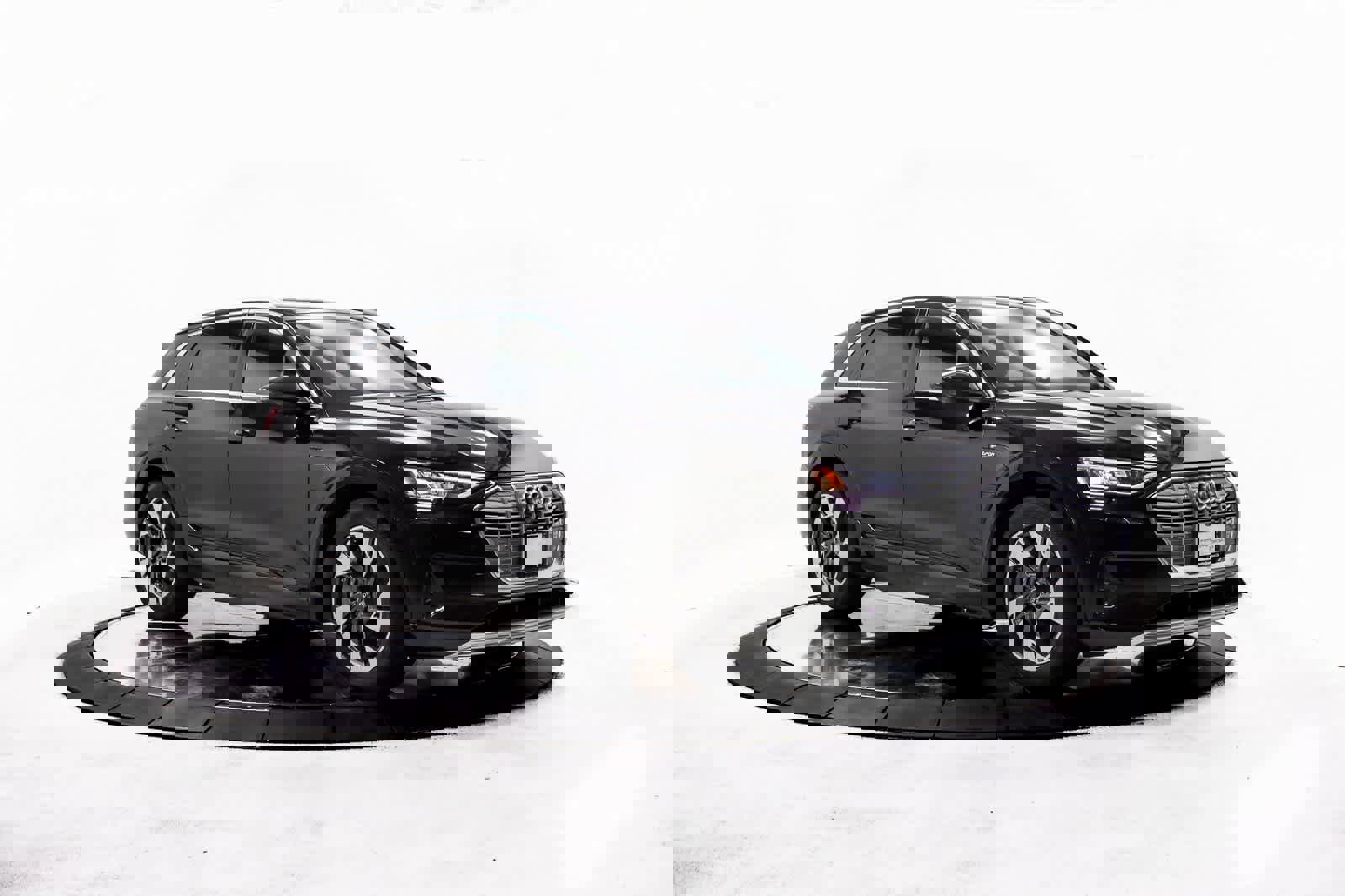 Used 2022 Audi e-tron Premium Plus w/ Premium Plus Package image 9