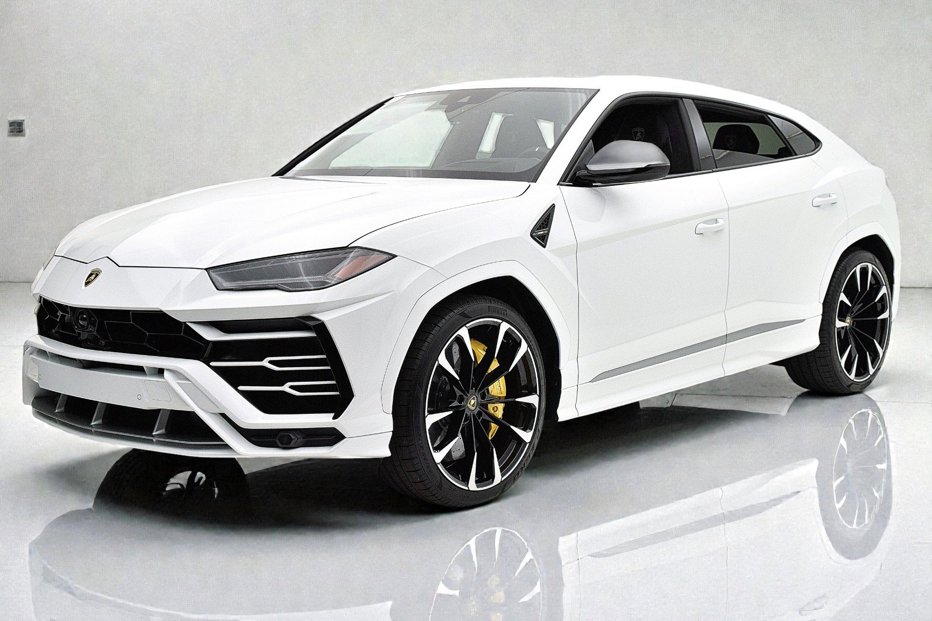 Used 2021 Lamborghini Urus image 2
