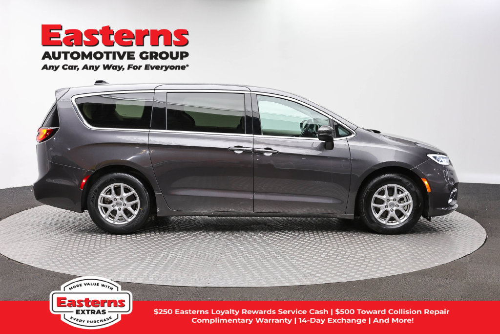 Used 2023 Chrysler Pacifica Touring-L FWD image 5