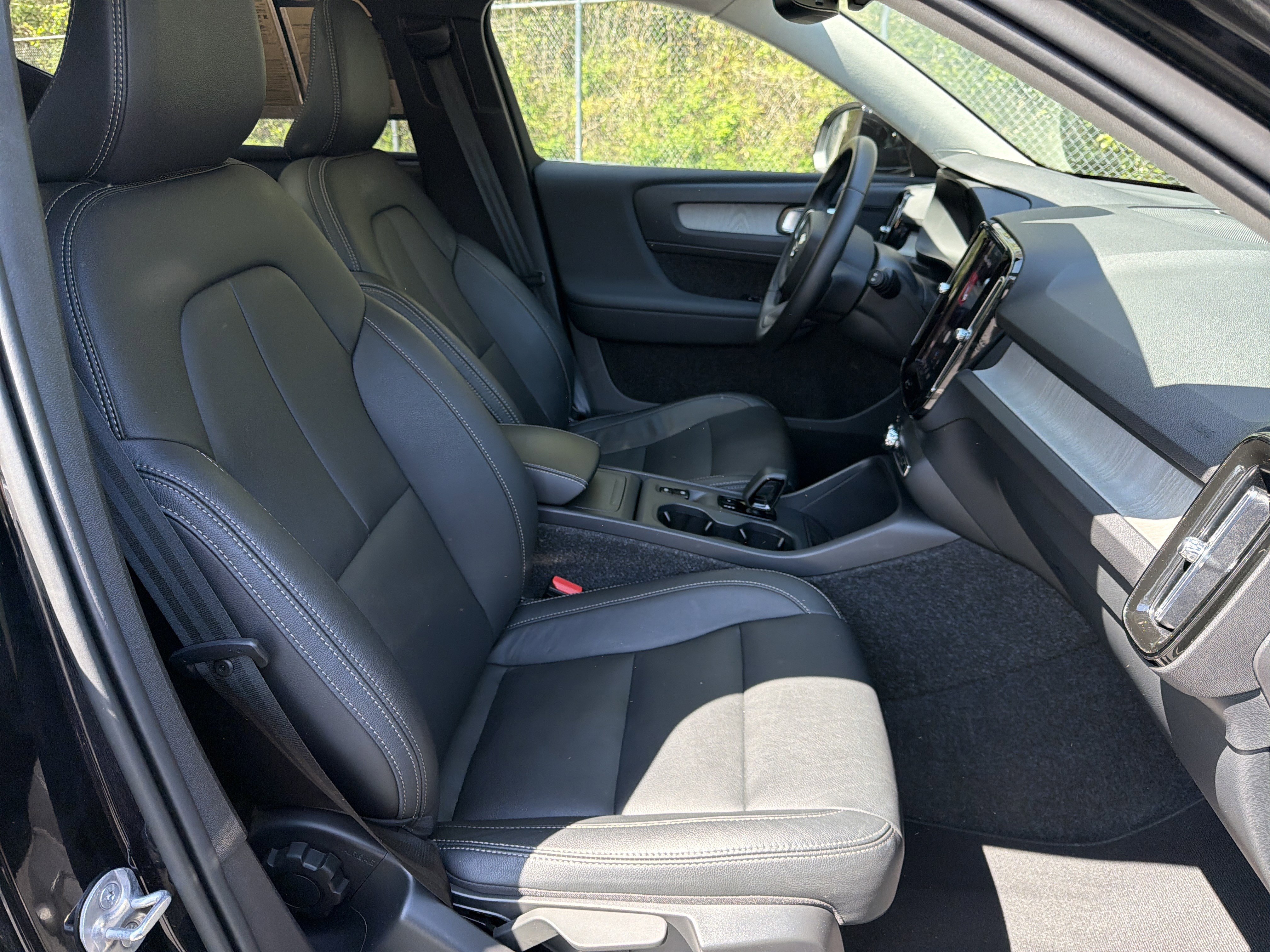 Certified 2025 Volvo XC40 B5 Core image 35