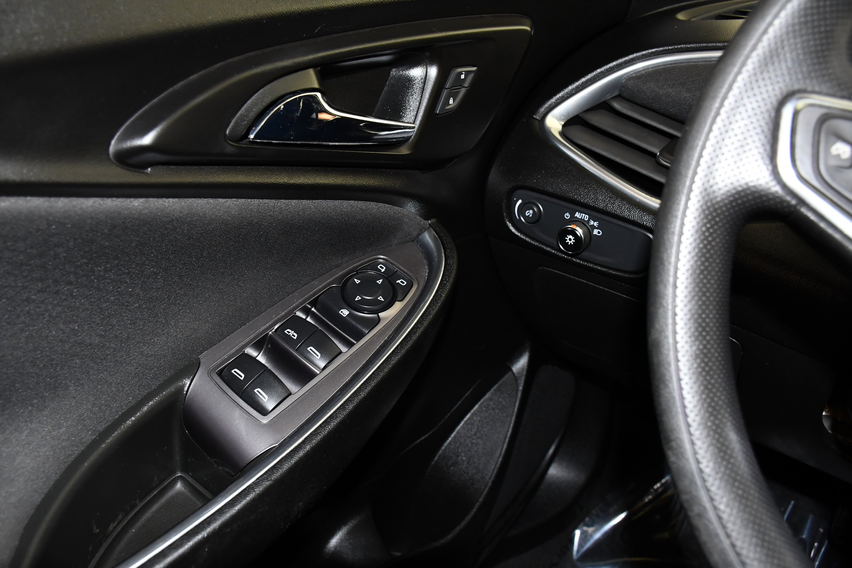 Used 2021 Chevrolet Malibu LT FWD image 32