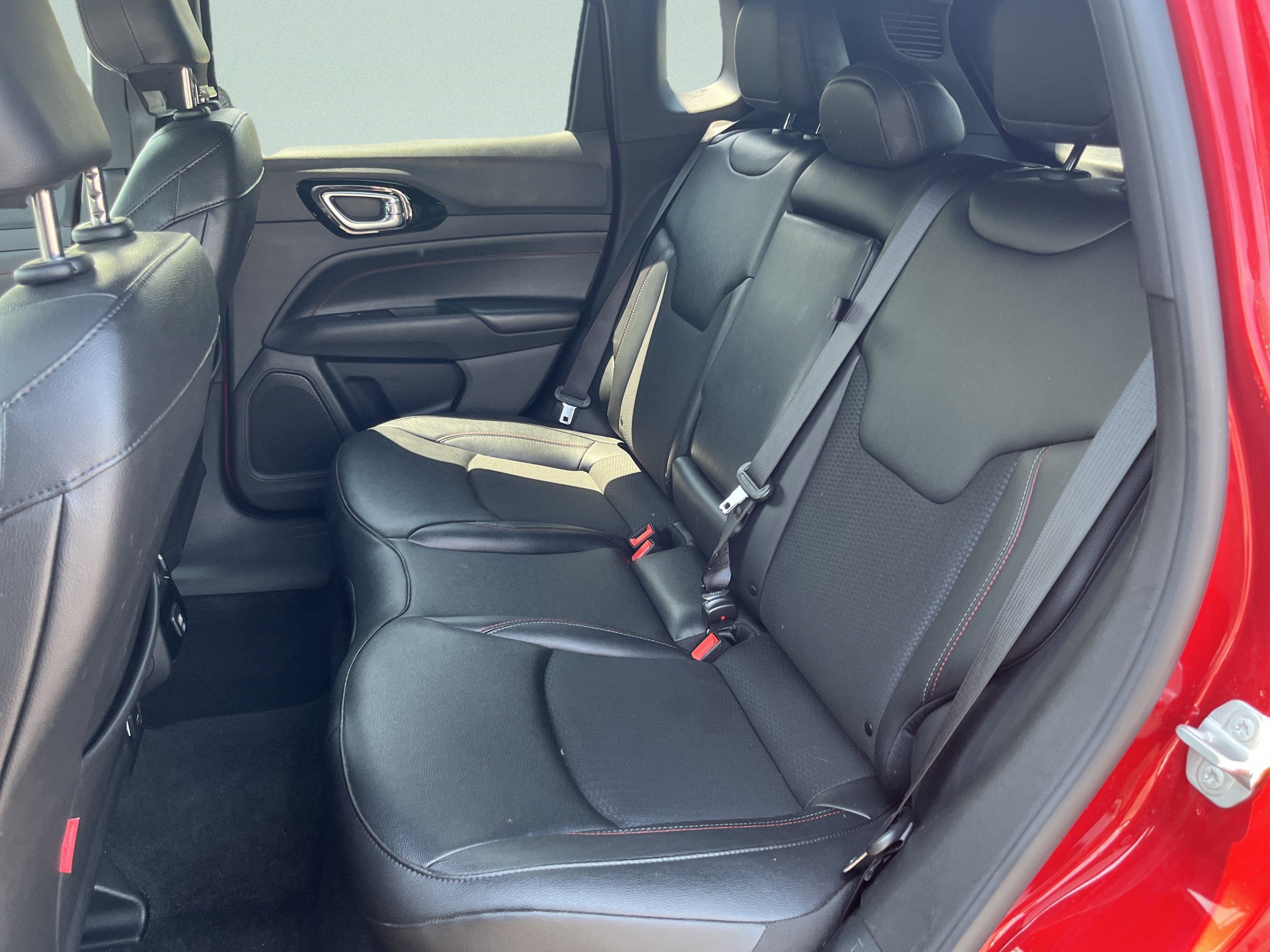 Used 2025 Jeep Compass Trailhawk AWD/4WD image 19