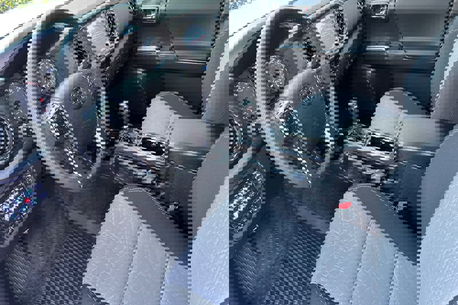 Used 2022 Toyota Tacoma TRD Off-Road image 11