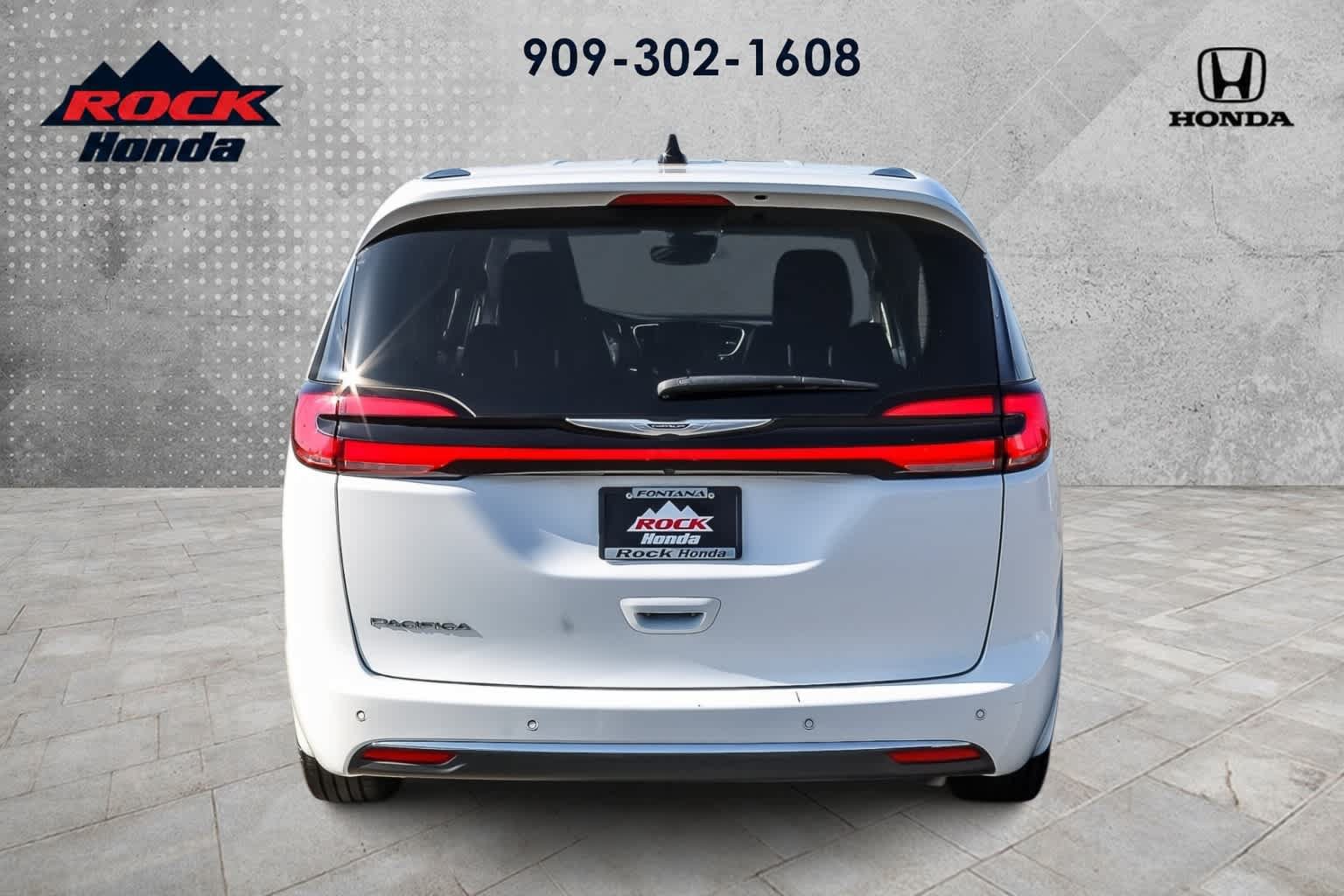 Used 2024 Chrysler Pacifica Touring-L FWD image 5