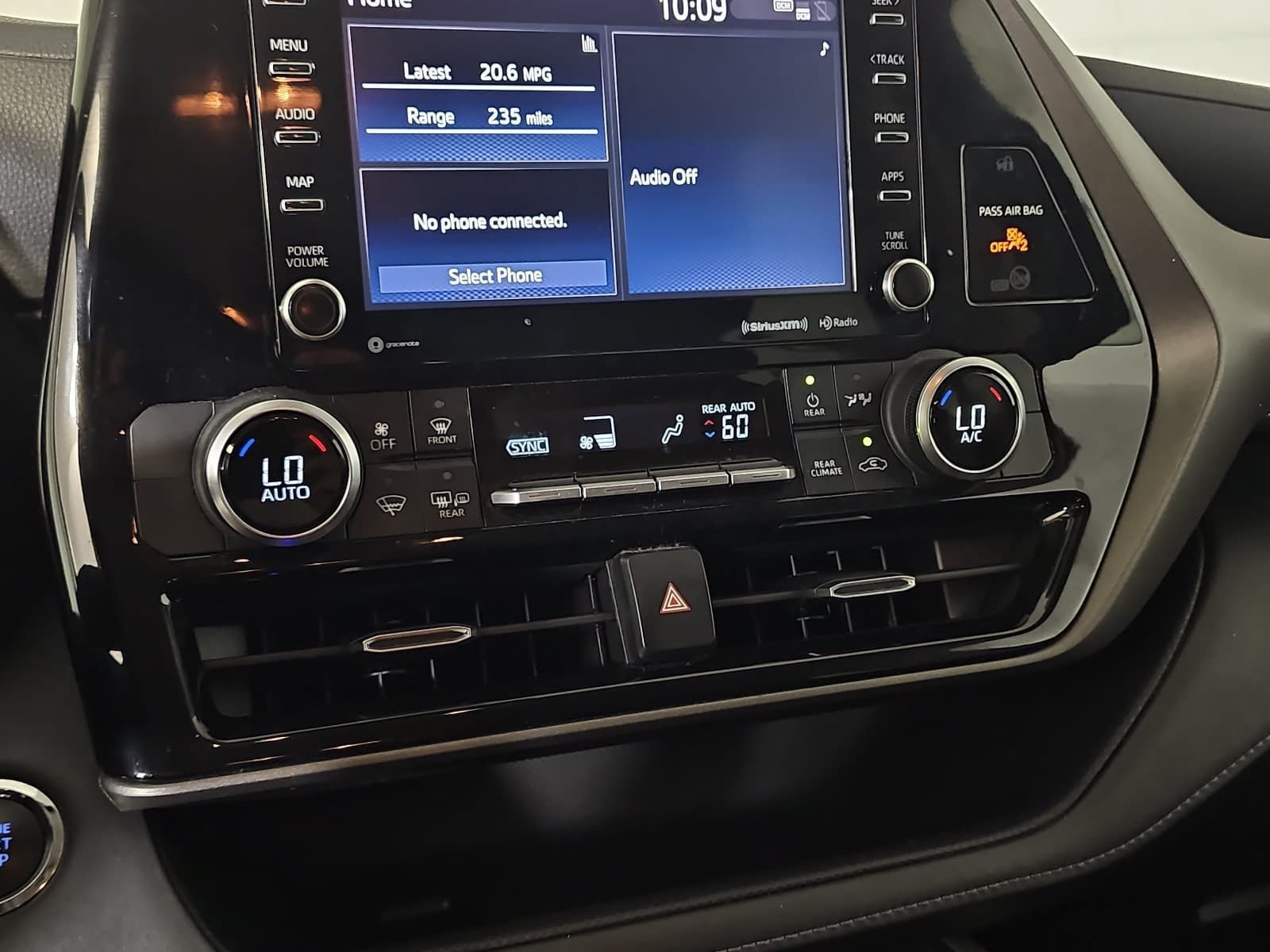 Used 2022 Toyota Highlander LE AWD/4WD image 24