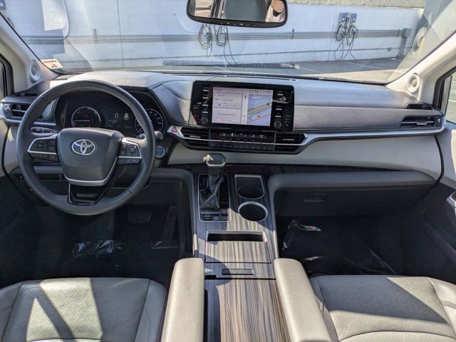 Used 2022 Toyota Sienna Limited image 15