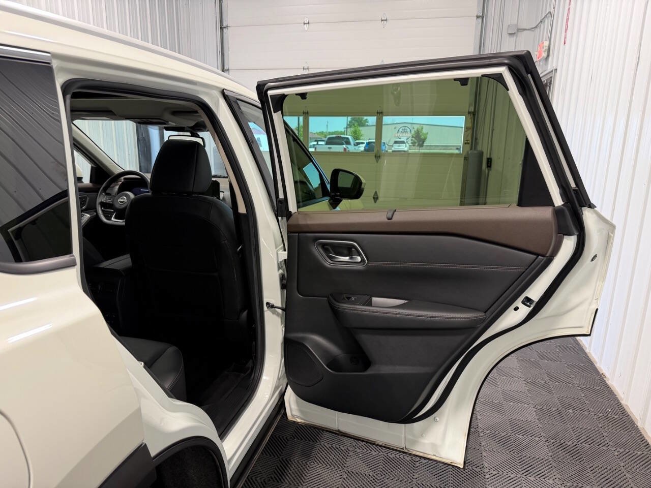 Used 2023 Nissan Rogue Platinum AWD/4WD image 13