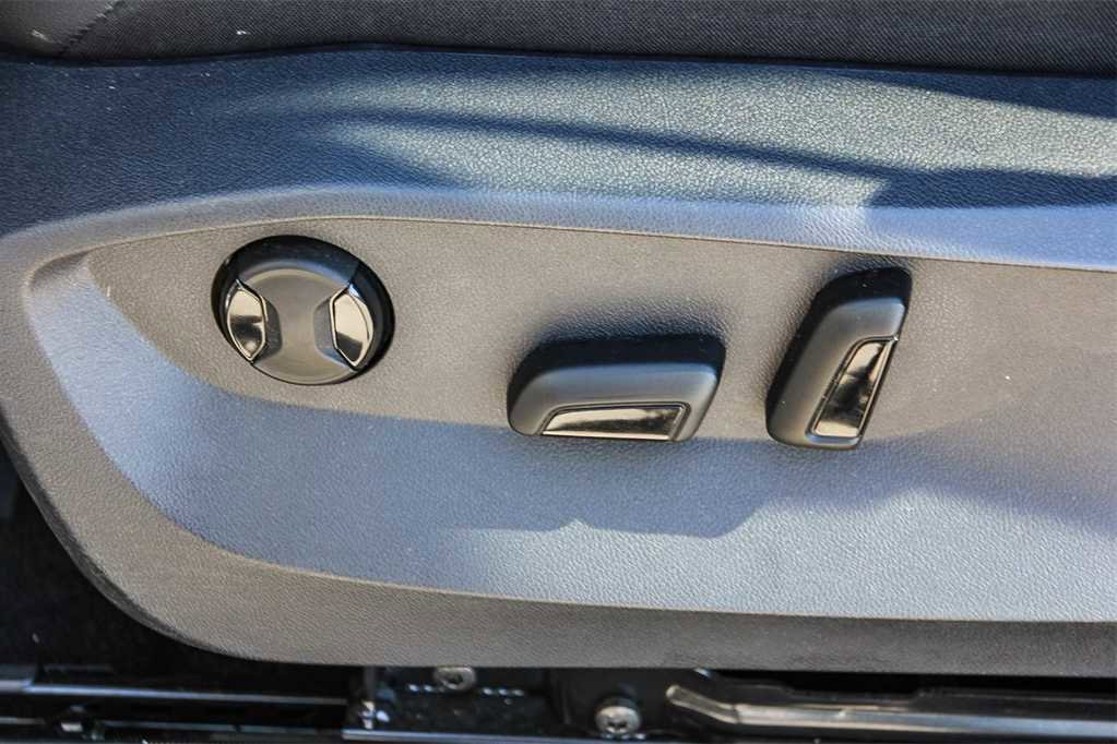 Used 2023 Volkswagen Tiguan SE image 19