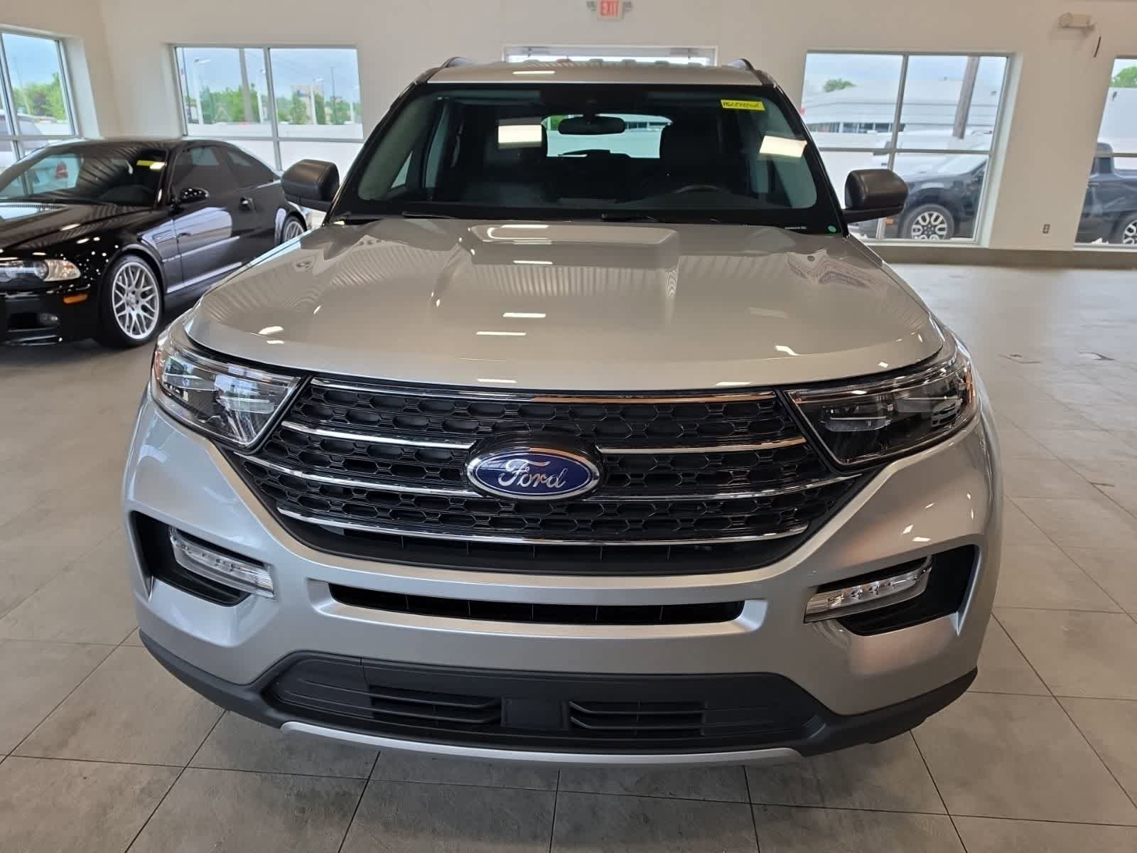 Used 2023 Ford Explorer XLT w/ Equipment Group 202A AWD/4WD image 3