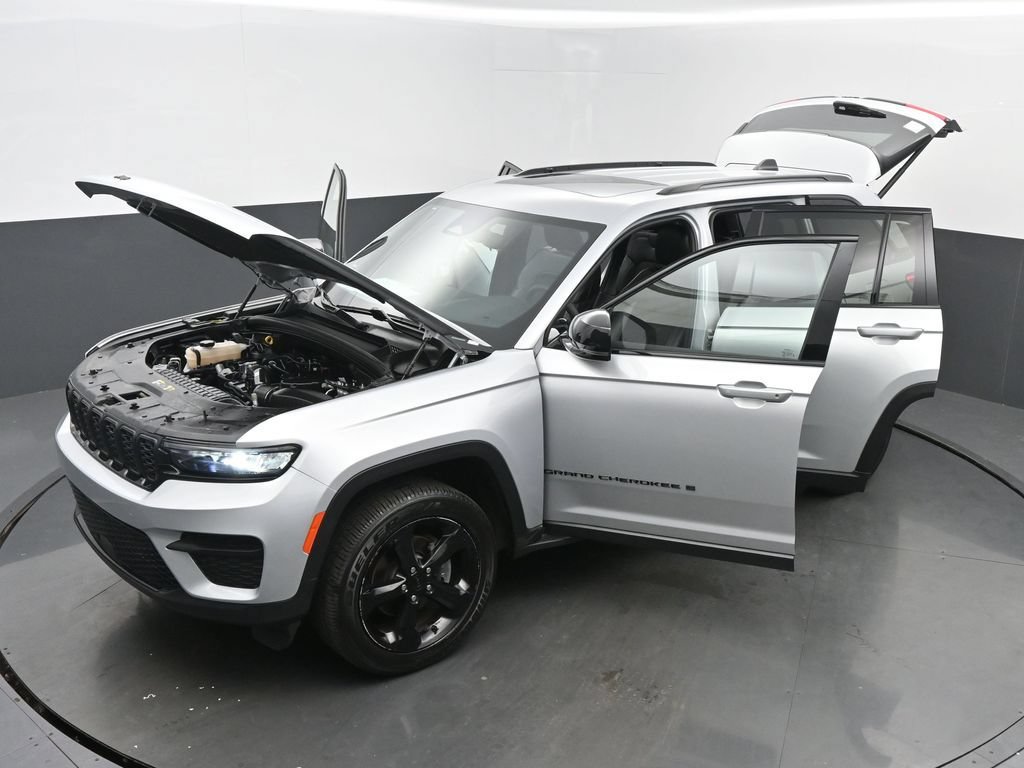 Used 2024 Jeep Grand Cherokee Altitude AWD/4WD image 75