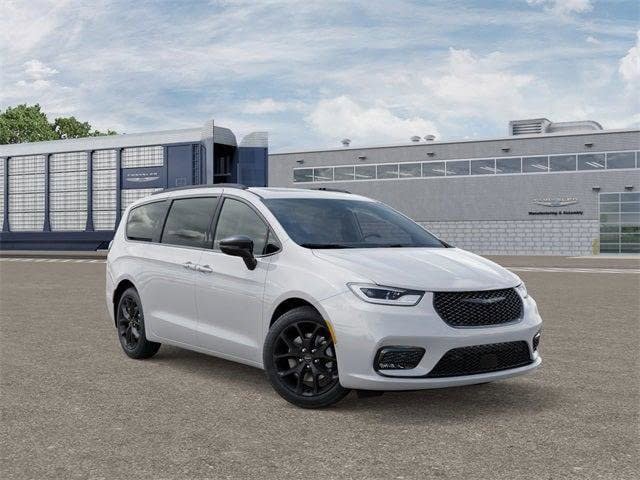 New 2026 Chrysler Pacifica Limited w/ Uconnect Theater Family Group image 5