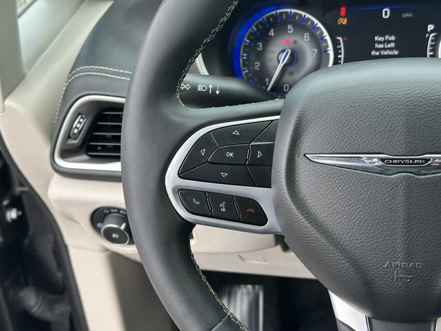 Used 2022 Chrysler Pacifica Touring-L FWD image 13