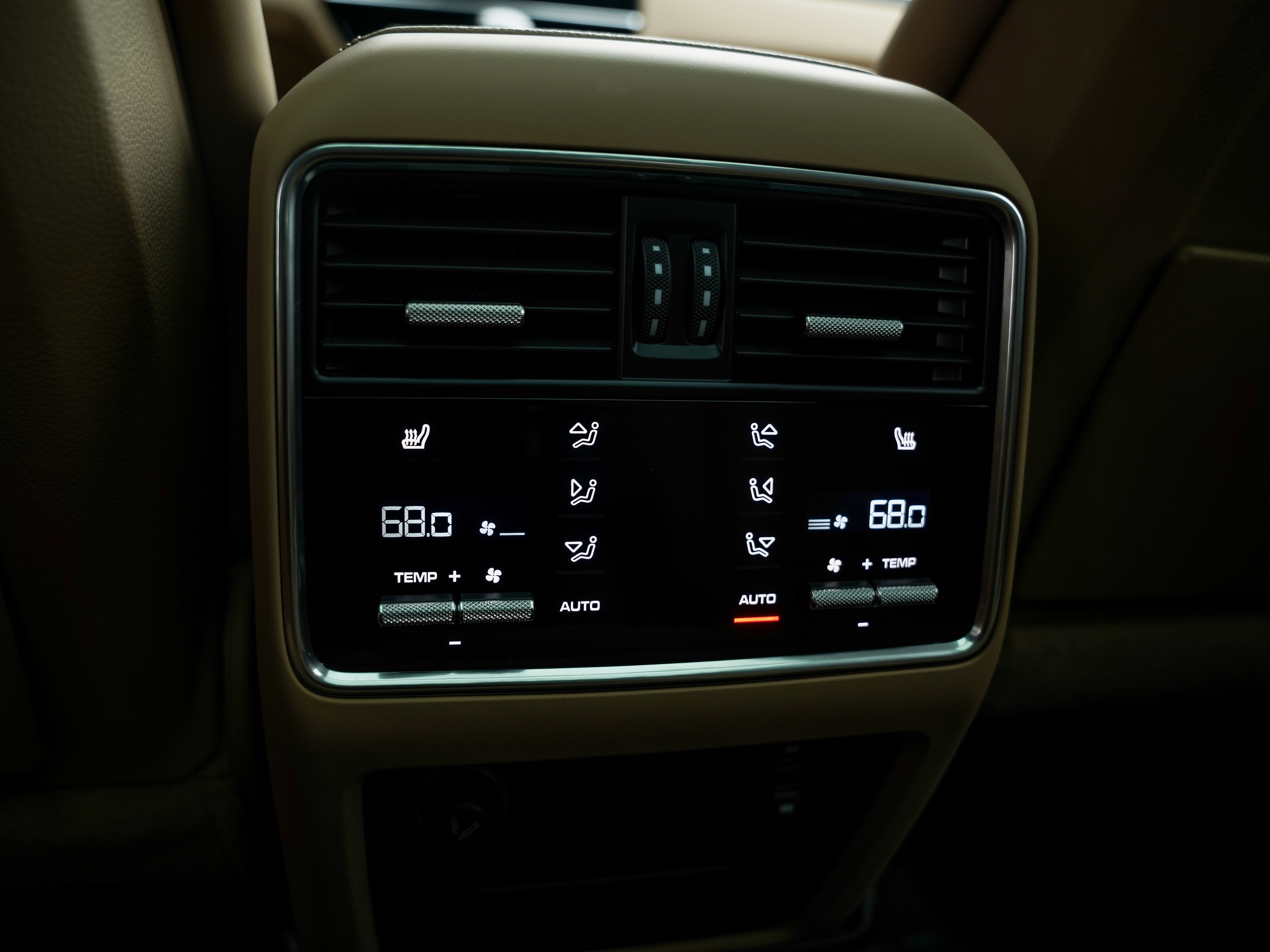 Certified 2022 Porsche Cayenne Platinum Edition image 28