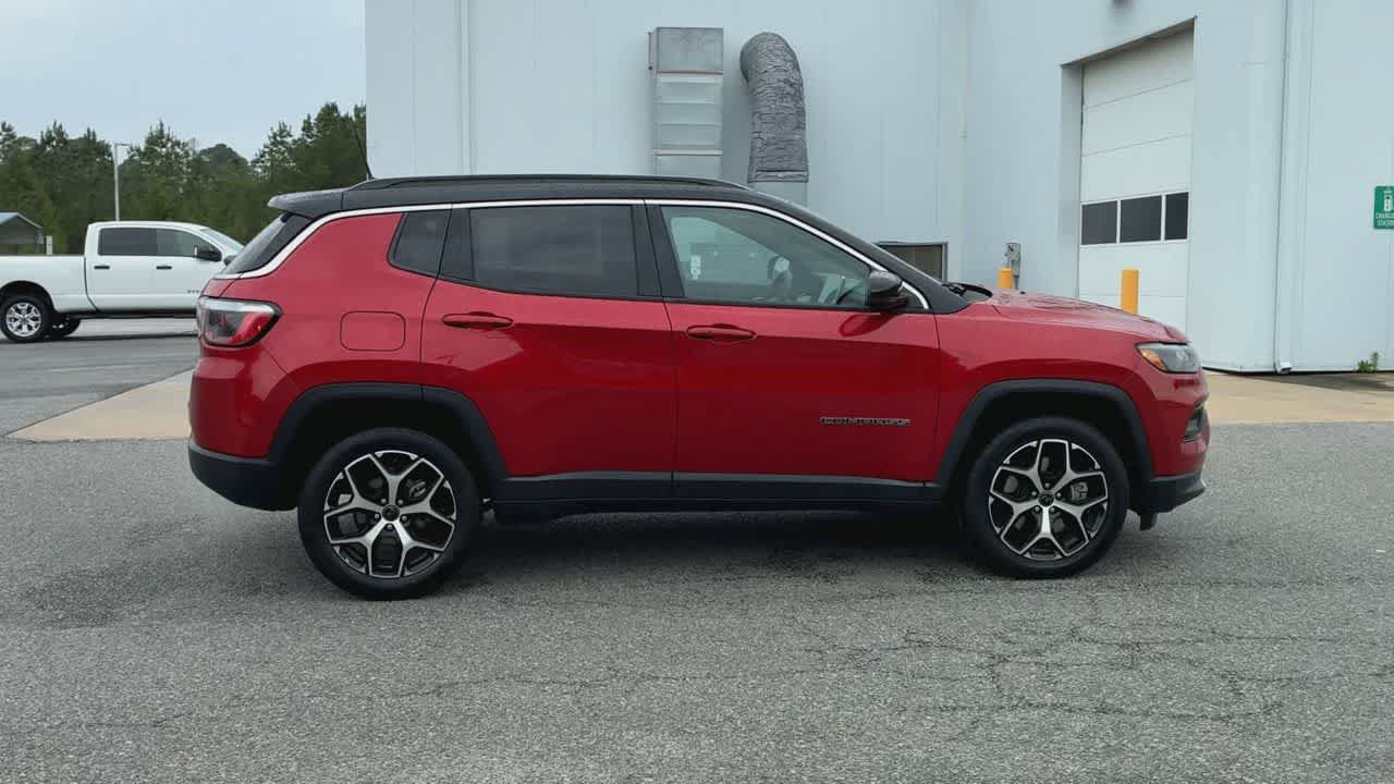 Used 2025 Jeep Compass Limited AWD/4WD image 9