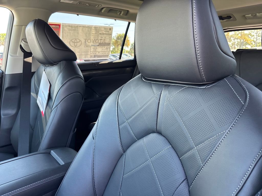 New 2026 Toyota Highlander Platinum image 10