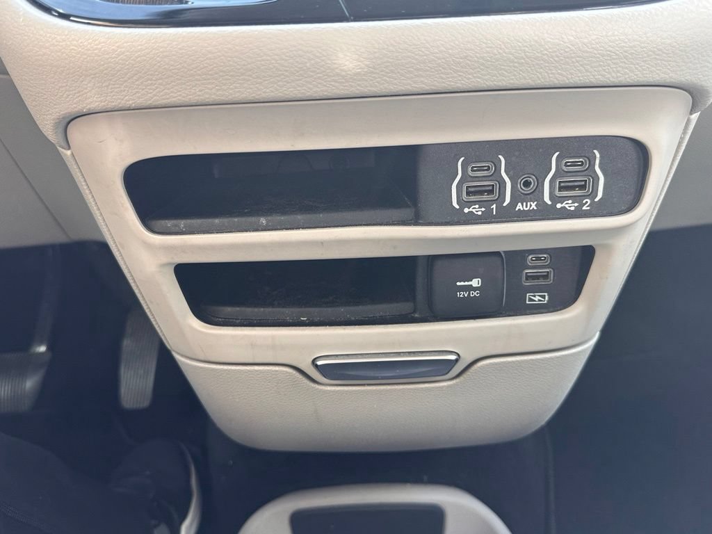 Used 2022 Chrysler Pacifica Touring-L FWD image 44