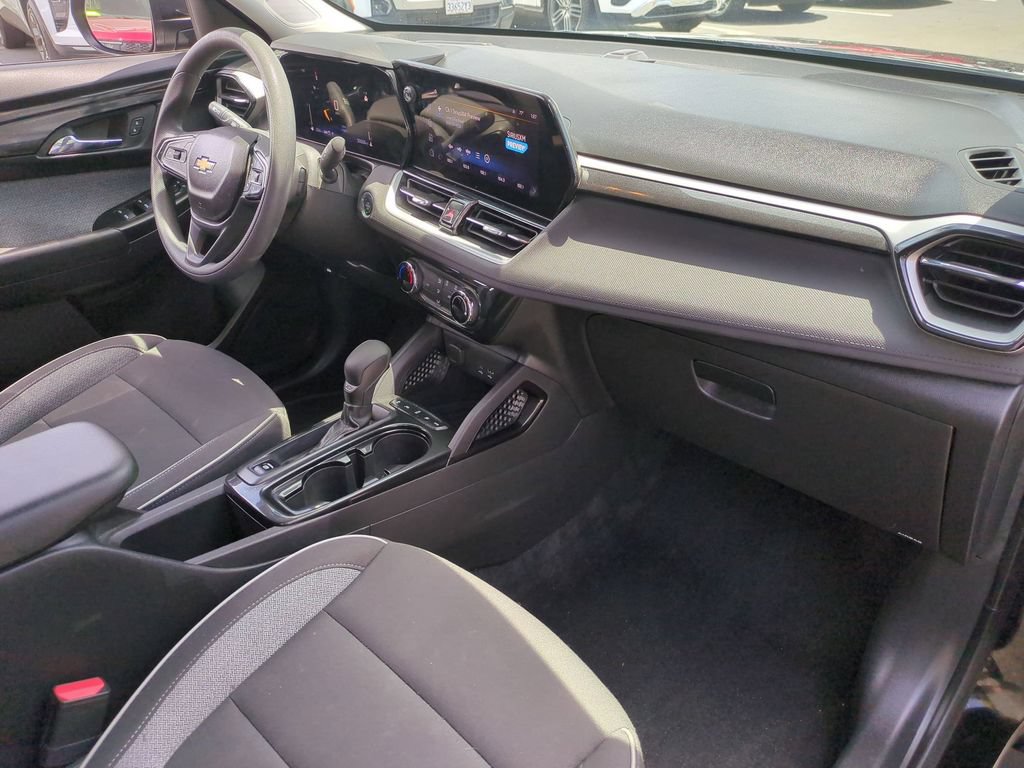 Used 2025 Chevrolet TrailBlazer LT AWD/4WD image 31